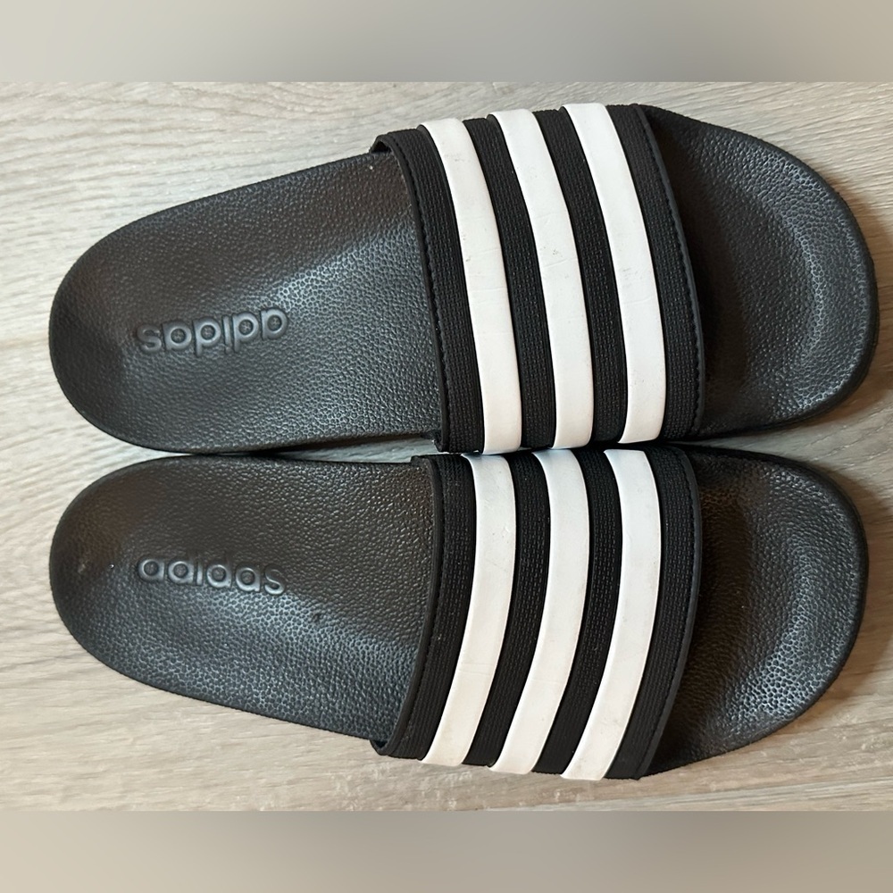 NWOT ADIDAS Girls Sliders size 4 Black and white - Picture 8 of 10